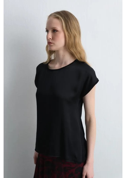 Yuvarlak Yaka Önü Saten Viskon Tshirt - Siyah