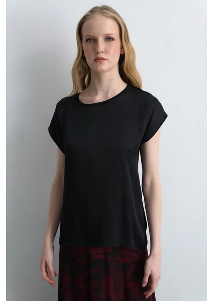 Yuvarlak Yaka Önü Saten Viskon Tshirt - Siyah modelleri