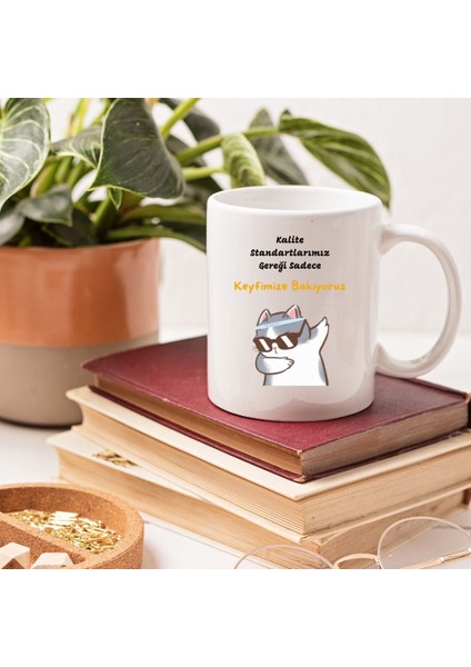 Komik Kedi Temalı Kahve Kupası – Keyfimize Bakıyoruz Tasarımlı Hediyelik Kupa fiyatları
