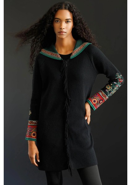 Kadın Kapüşonlu Kilim Jakarlı Püsküllü Yün Kaban 25056 Siyah