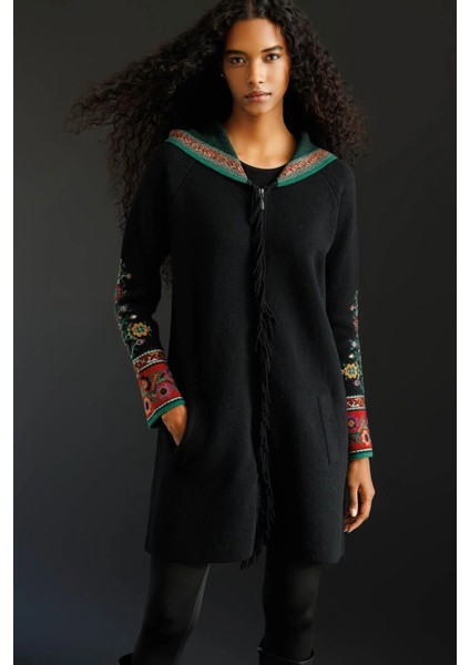 Kadın Kapüşonlu Kilim Jakarlı Püsküllü Yün Kaban 25056 Siyah fiyatları