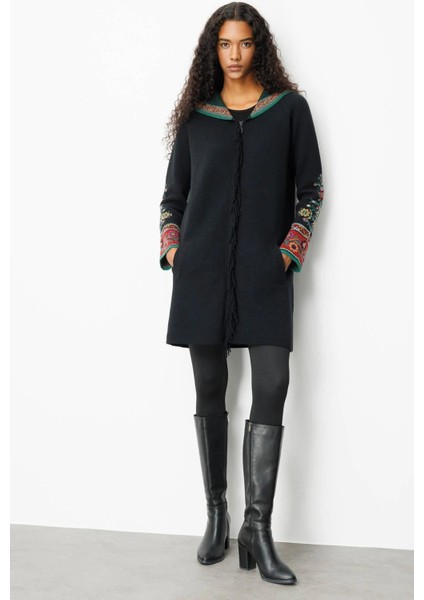 Kadın Kapüşonlu Kilim Jakarlı Püsküllü Yün Kaban 25056 Siyah modelleri