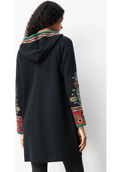 Kadın Kapüşonlu Kilim Jakarlı Püsküllü Yün Kaban 25056 Siyah fırsatları