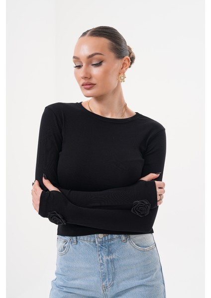 Siyah Uzun Kollu Parmak Gül Detaylı Bluz