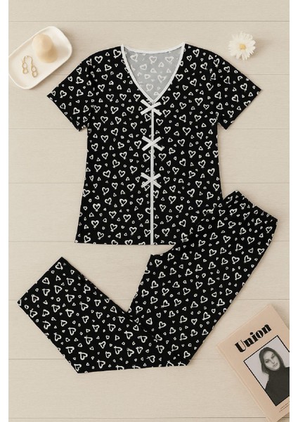 Kadın Siyah Beyaz Kalp Desenli Fiyonklu Kısa Kollu Pijama Takımı