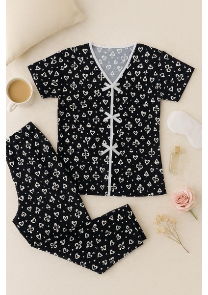 Kadın Siyah Beyaz Kalp Desenli Fiyonklu Kısa Kollu Pijama Takımı