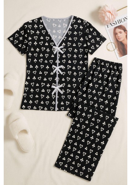 Kadın Siyah Beyaz Kalp Desenli Fiyonklu Kısa Kollu Pijama Takımı