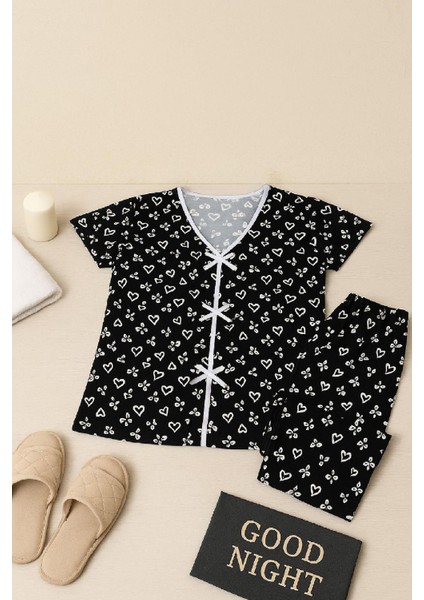 Kadın Siyah Beyaz Kalp Desenli Fiyonklu Kısa Kollu Pijama Takımı
