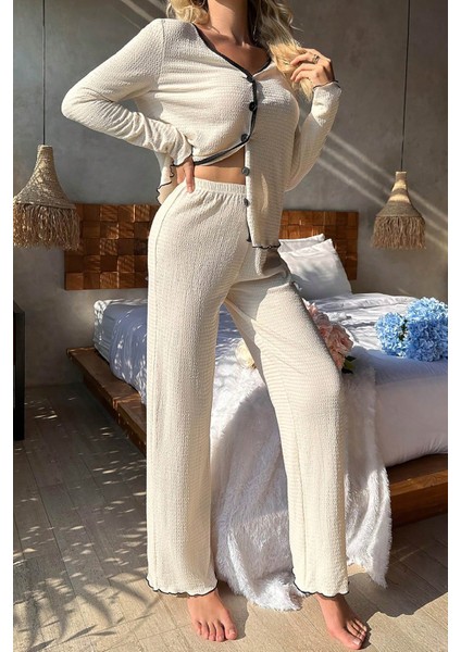 Kadın Beyaz Örme Kumaş V Yaka Düğmeli Rahat Şık Pijama Takımı