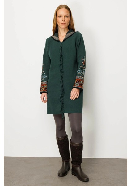 Kadın Kapüşonlu Kilim Jakarlı Püsküllü Yün Kaban 25056 Yeşil fiyatları