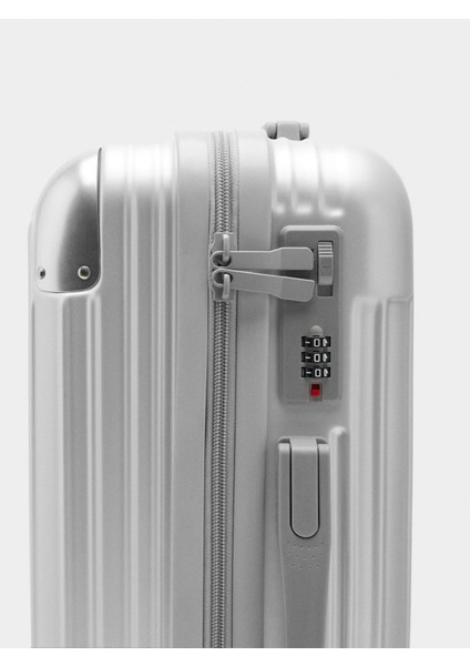 Dokulu Valiz M indirimleri