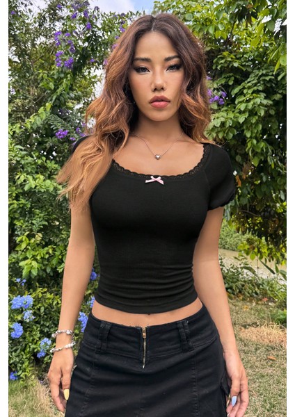 Kadın Siyah Göğsü ve Kolları Dantelli Fiyonklu Kısa Kol Crop Top Bluz