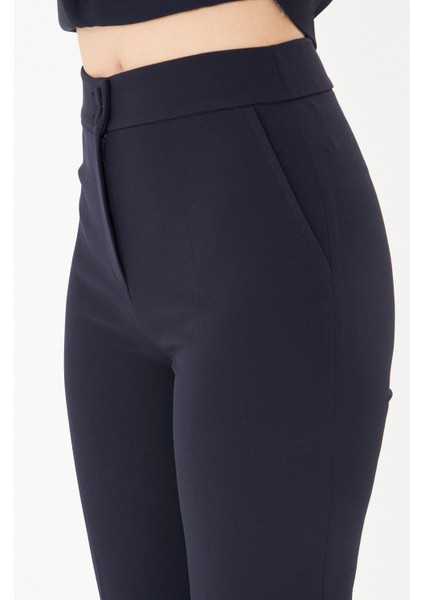 Kadın Lacivert Yelek ve Yüksek Bel İspanyol Paça Pantolon Takım – Modern Ofis Şıklığı & Klasik Zarafet