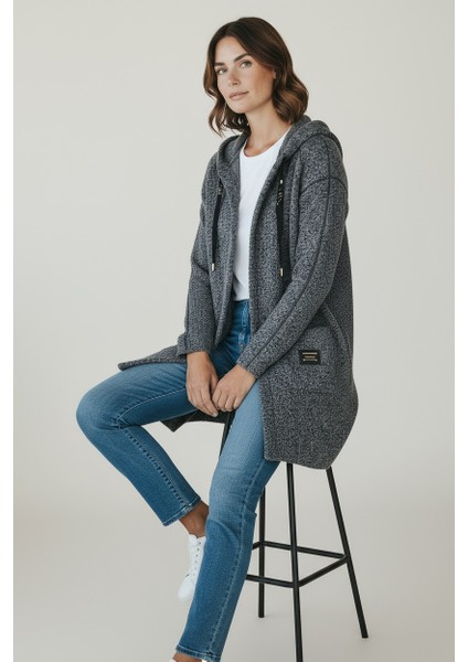 Kadın Üstten Cepli Kapüşonlu Önü Fermuarlı Kaşe Hırka