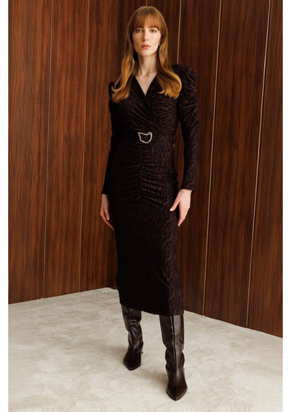 Moda Ilgi Kadın Kruvaze Büzgü Detaylı Jakar Yakma Kumaş Beli Kemerli Kalem Elbise 0022 Kahverengi fiyatları