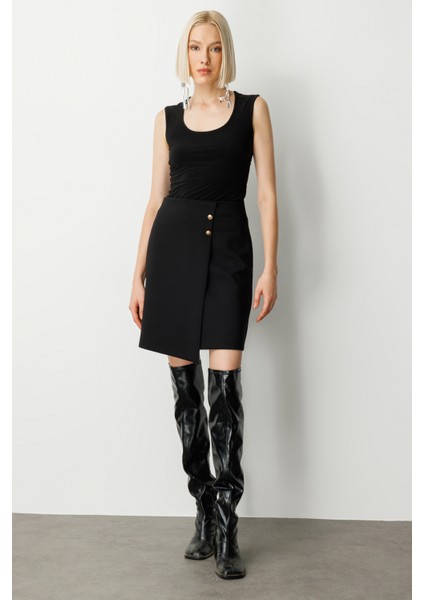 Kadın Asimetrik Kesim Süs Düğmeli Mini Etek 2007 Siyah