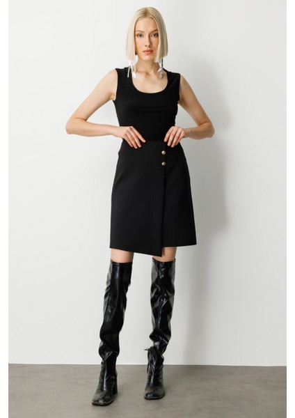 Kadın Asimetrik Kesim Süs Düğmeli Mini Etek 2007 Siyah fiyatları