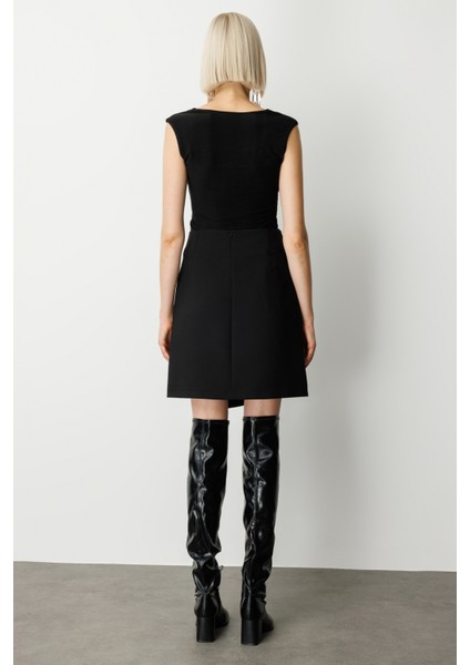 Kadın Asimetrik Kesim Süs Düğmeli Mini Etek 2007 Siyah fırsatları