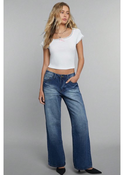 Kadın Beyaz Göğsü ve Kolları Dantelli Fiyonklu Kısa Kol Crop Top Bluz