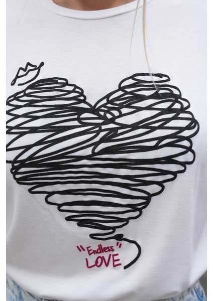 Beyaz Siyah Kalp Baskılı Tişört