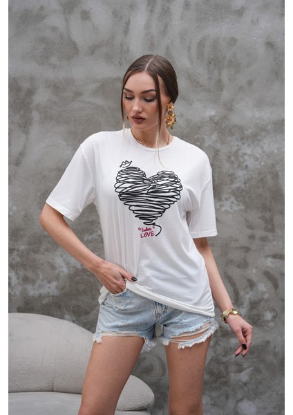 Beyaz Siyah Kalp Baskılı Tişört fiyatları