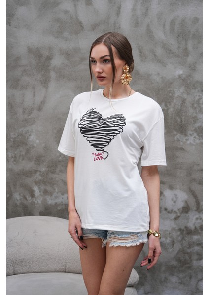 Beyaz Siyah Kalp Baskılı Tişört fırsatları