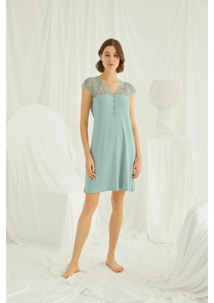 Monamise Kolu Omzu ve Yakası Dantelli Önü Düğmeli Gecelik