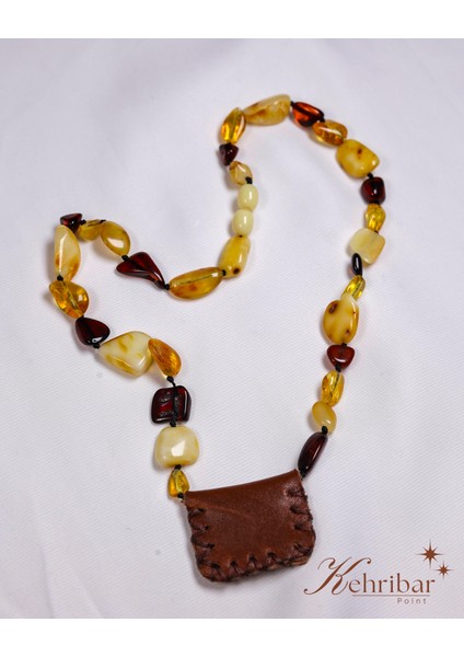 Genç Model Cevşenli Kehribar Kolye