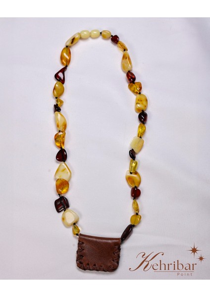 Genç Model Cevşenli Kehribar Kolye