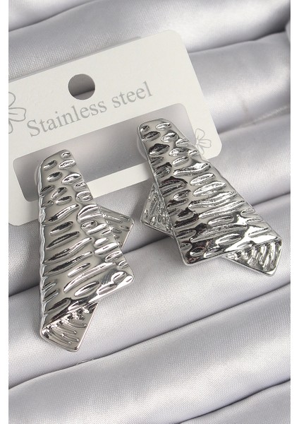 Bfs Pirinç Gümüş Renk Işleme Detaylı Katlanmış Kare Plaka Model Kadın Küpe