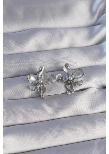 Bfs Pirinç Gümüş Renk Inci Detay Çiçek Tasarımlı Küpe