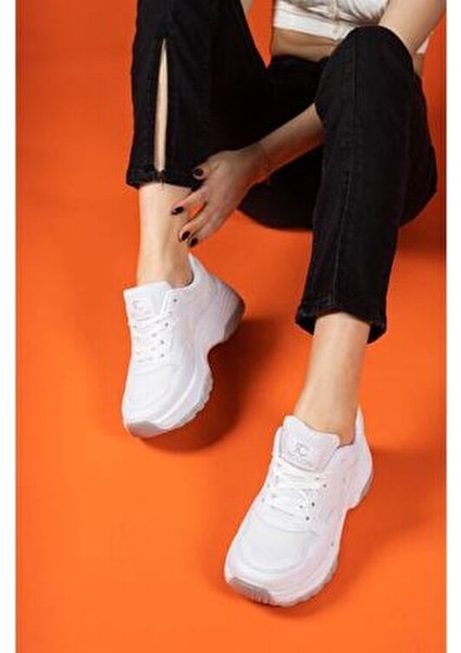 Kadın Beyaz Sneaker Düz Tabanlı Ortapedik İç Taban ile Rahat Kullanım