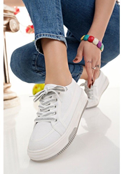 Beyaz Kadın Sneaker Ayakkabı Kısa Topuklu Poli Taban ile Günlük Rahatlık