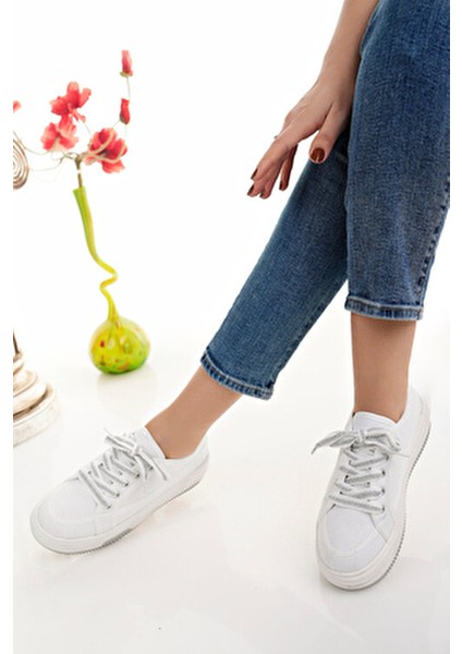 Beyaz Kadın Sneaker Ayakkabı Kısa Topuklu Poli Taban ile Günlük Rahatlık modelleri