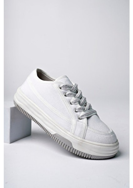 Beyaz Kadın Sneaker Ayakkabı Kısa Topuklu Poli Taban ile Günlük Rahatlık