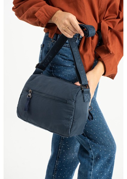 Yumuşak Dokulu Ultra Hafif, Esnek ve Su Geçirmez Polyamid Kumaş Omuz Çantası Lacivert Model: (571-13-14C)