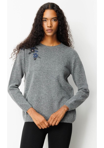 Kadın Sıfır Yaka Omzu Işlemeli Yün Kazak 25204 Füme