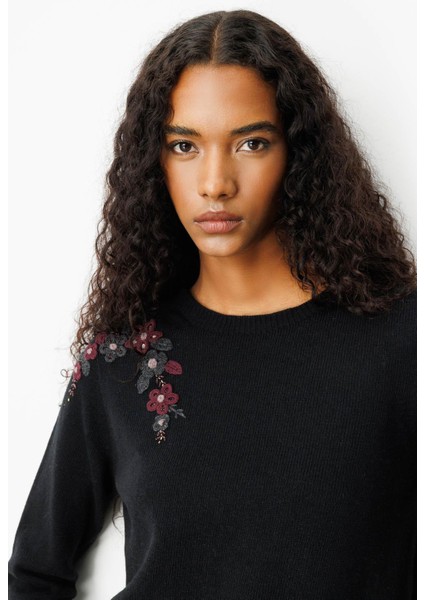 Kadın Sıfır Yaka Omzu Işlemeli Yün Kazak 25204 Siyah fiyatları