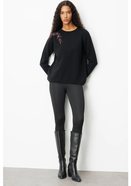 Kadın Sıfır Yaka Omzu Işlemeli Yün Kazak 25204 Siyah modelleri