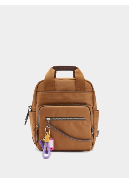 Teknik Kumaş Charm'lı Sırt Çantası