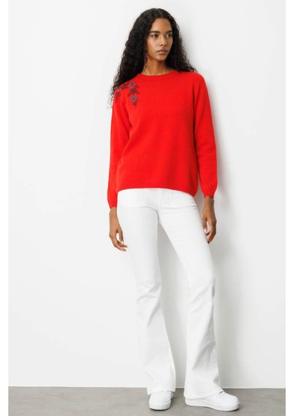 Kadın Sıfır Yaka Omzu Işlemeli Yün Kazak 25204 Mercan modelleri