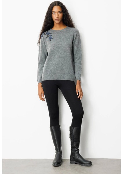 Kadın Sıfır Yaka Omzu Işlemeli Yün Kazak 25204 Füme fiyatları