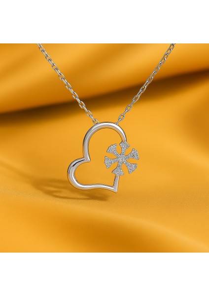 Pırlanta Kar Tanesi Kalp Kolye