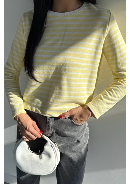Kadın Bisiklet Yaka Çizgi Desenli Sweatshirt P-00018591 modelleri