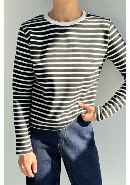 Kadın Bisiklet Yaka Çizgi Desenli Sweatshirt P-00018591 modelleri