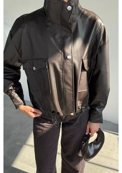 Kadın Çift Cepli Bel Lastikli Ön Fermuarlı ve Çıtçıtlı Suni Deri Ceket P-00018684 fiyatları