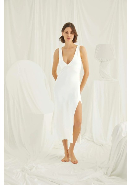 Monamise Göğüs ve Sırt Dekoteli Brode Dantelli Yırtmaçlı Gecelik