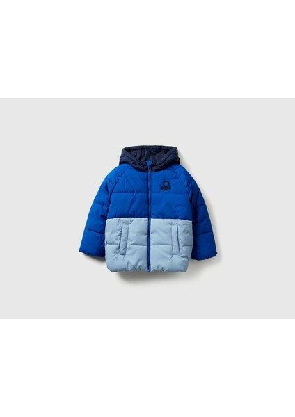 Erkek Bebek Açık Mavi-Gri Sol Göğsü Logo Yamalı Önü Cepli Kapüşonlu Fermuarlı Mont