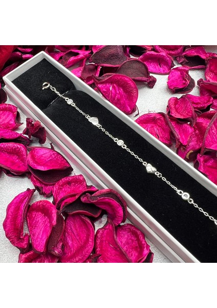 925 Ayar Gümüş Kalp Figürlü Kadın Bileklik – Zarif, Gümüş Rengi