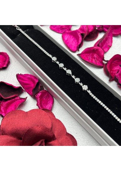 925 Ayar Gümüş Yonca Figürlü Kadın Bileklik – Taşlı, Gümüş Rengi